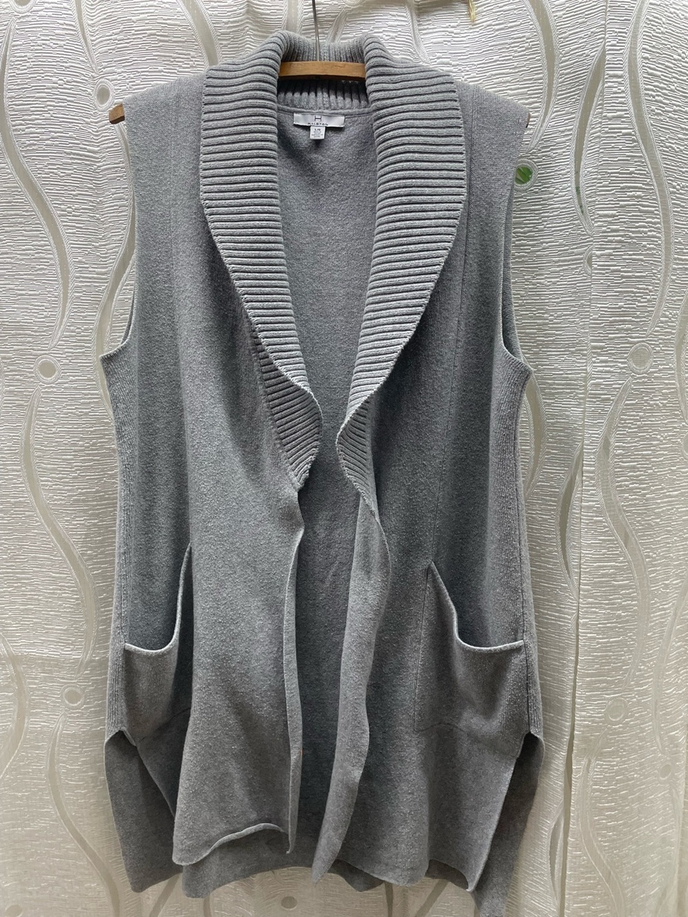 Halston Sweater Vest Womens Large Gray Excellent Shawl Collar Open Front Knit